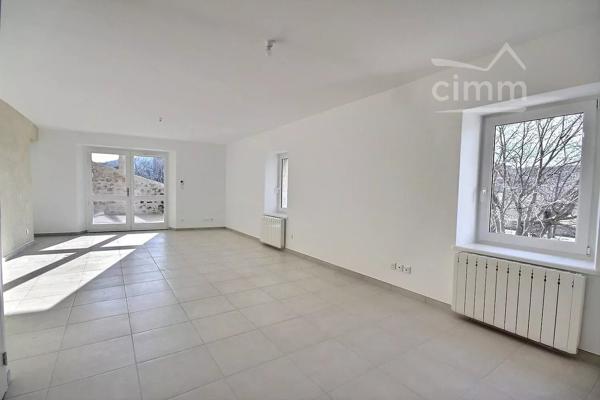 Découvrez cette agréable maison de 79,56 m², située à Le Teil, dans un environnement calme.