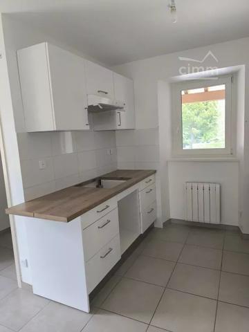 Découvrez cette agréable maison de 79,56 m², située à Le Teil, dans un environnement calme.