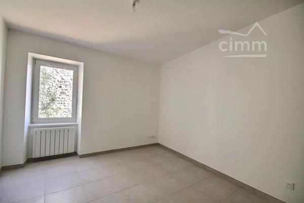 Découvrez cette agréable maison de 79,56 m², située à Le Teil, dans un environnement calme.