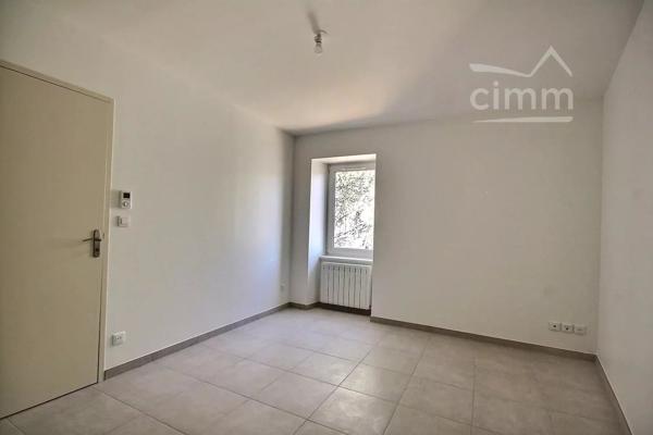 Découvrez cette agréable maison de 79,56 m², située à Le Teil, dans un environnement calme.