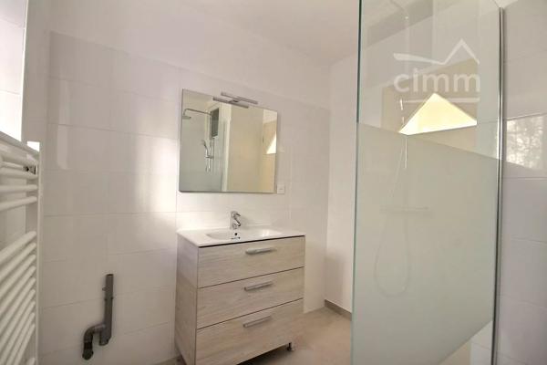 Découvrez cette agréable maison de 79,56 m², située à Le Teil, dans un environnement calme.