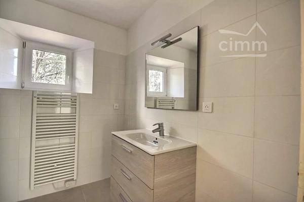 Découvrez cette agréable maison de 79,56 m², située à Le Teil, dans un environnement calme.