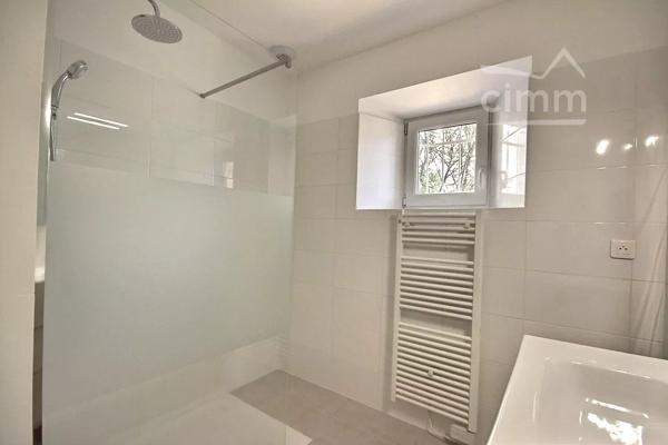 Découvrez cette agréable maison de 79,56 m², située à Le Teil, dans un environnement calme.