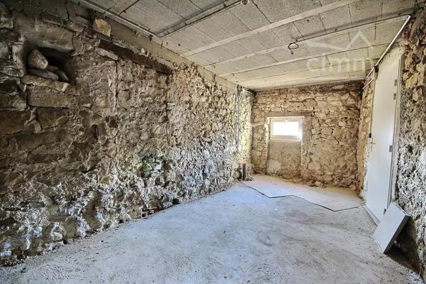 Découvrez cette agréable maison de 79,56 m², située à Le Teil, dans un environnement calme.