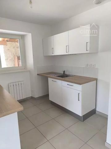Découvrez cette agréable maison de 79,56 m², située à Le Teil, dans un environnement calme.