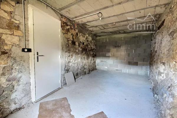Découvrez cette agréable maison de 79,56 m², située à Le Teil, dans un environnement calme.