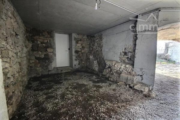 Découvrez cette agréable maison de 79,56 m², située à Le Teil, dans un environnement calme.
