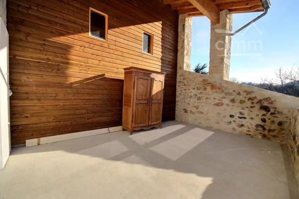 Découvrez cette agréable maison de 79,56 m², située à Le Teil, dans un environnement calme.