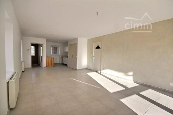 Découvrez cette agréable maison de 79,56 m², située à Le Teil, dans un environnement calme.