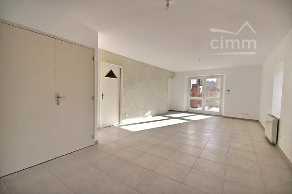Découvrez cette agréable maison de 79,56 m², située à Le Teil, dans un environnement calme.