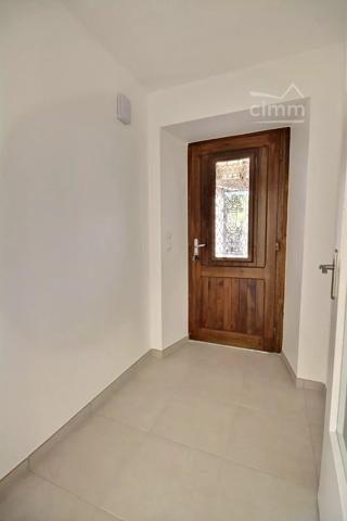 Découvrez cette agréable maison de 79,56 m², située à Le Teil, dans un environnement calme.