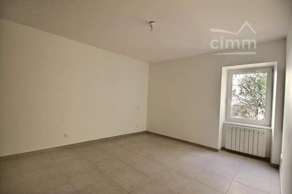 Découvrez cette agréable maison de 79,56 m², située à Le Teil, dans un environnement calme.