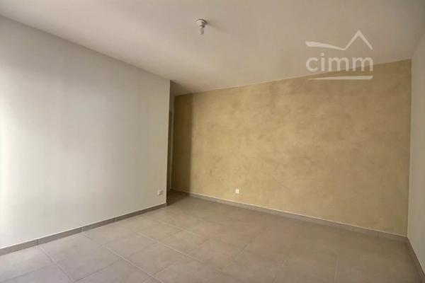 Découvrez cette agréable maison de 79,56 m², située à Le Teil, dans un environnement calme.