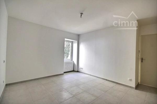 Découvrez cette agréable maison de 79,56 m², située à Le Teil, dans un environnement calme.