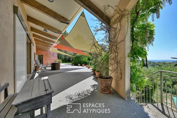 Villa d’architecte à la vue panoramique dans les collines