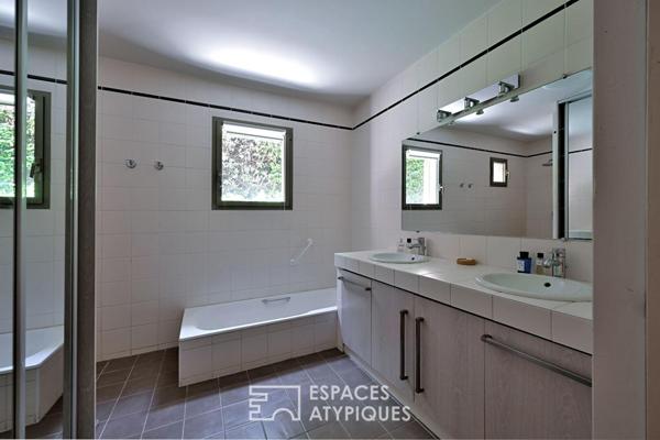 Villa d’architecte à la vue panoramique dans les collines