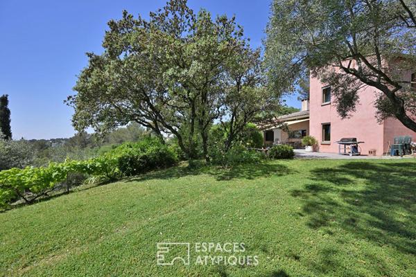 Villa d’architecte à la vue panoramique dans les collines