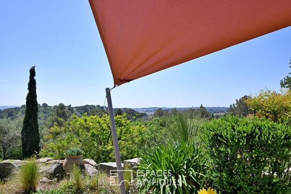 Villa d’architecte à la vue panoramique dans les collines