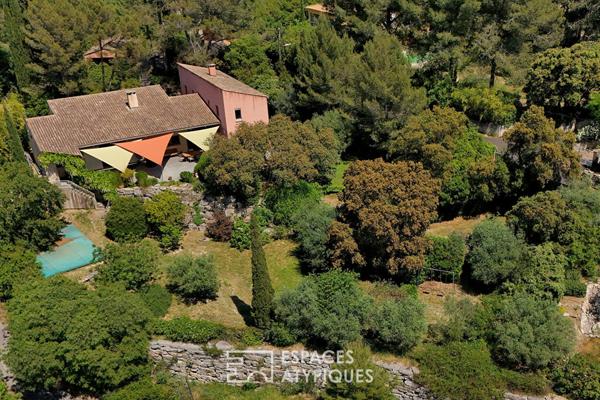 Villa d’architecte à la vue panoramique dans les collines