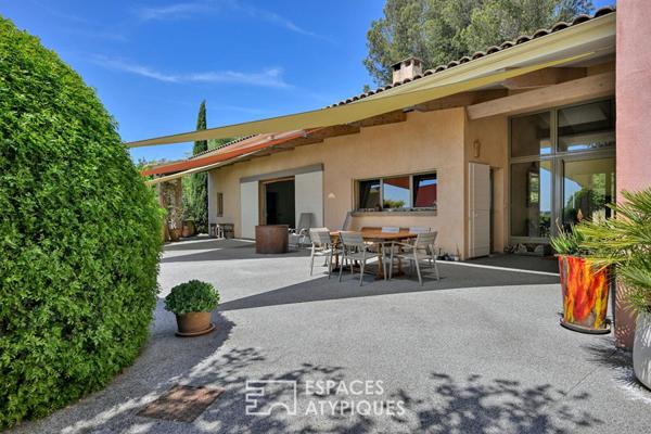Villa d’architecte à la vue panoramique dans les collines