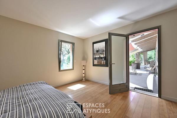 Villa d’architecte à la vue panoramique dans les collines