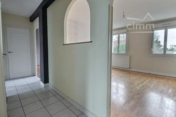 A vendre dans la résidence "Les Lauriers", Avenue Marcel Haegelen, proche de tous commerces.