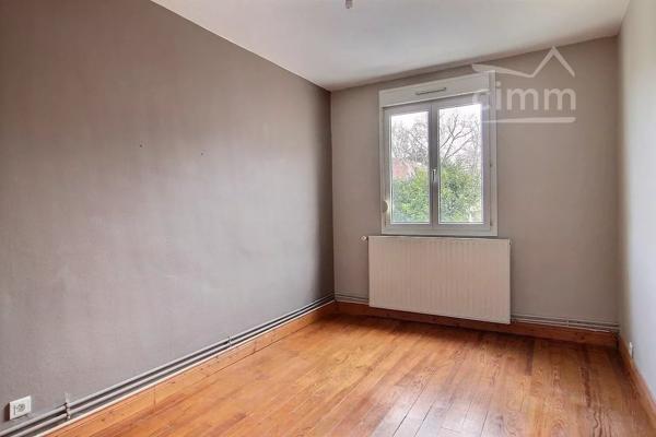 A vendre dans la résidence "Les Lauriers", Avenue Marcel Haegelen, proche de tous commerces.