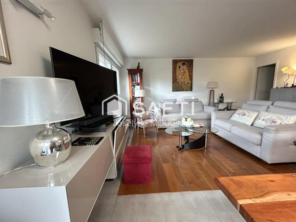 Boves, appartement composé de 3 chambres, grand jardin clos, garage double.