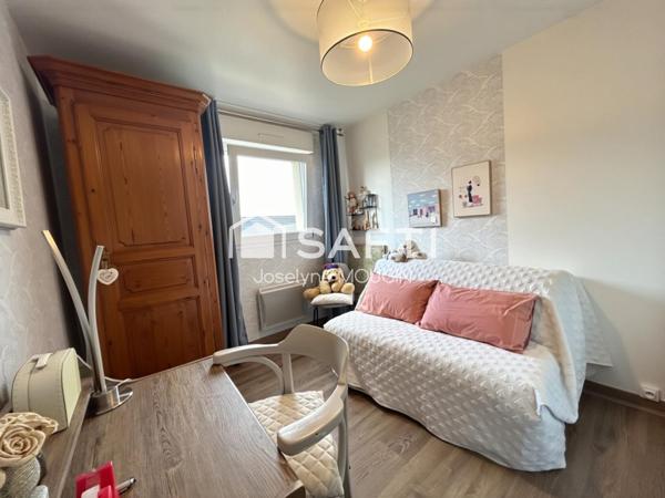 Boves, appartement composé de 3 chambres, grand jardin clos, garage double.