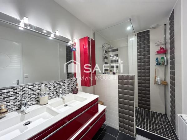 Boves, appartement composé de 3 chambres, grand jardin clos, garage double.