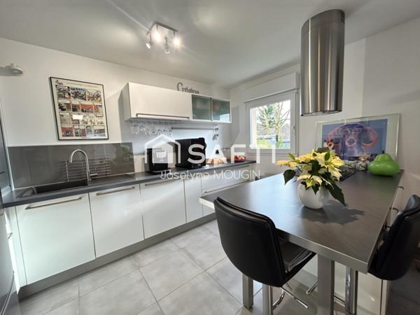 Boves, appartement composé de 3 chambres, grand jardin clos, garage double.