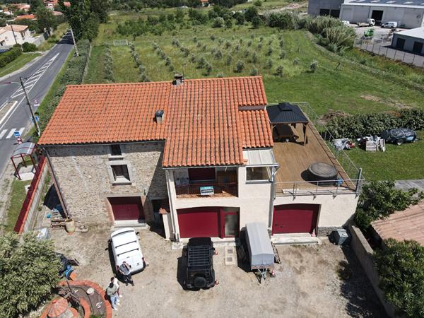 A vendre à Montesquieu Des Albères Maison 3/4 faces comprenant une maison 3 pièces de 50 m²avec garage de 120 m², une maison de 180 m² à restaurer sur terrain de 5100 m² plus une oliveraie de 28708 m²