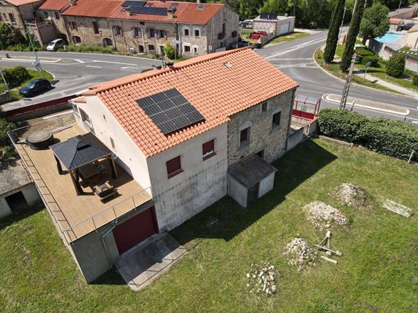 A vendre à Montesquieu Des Albères Maison 3/4 faces comprenant une maison 3 pièces de 50 m²avec garage de 120 m², une maison de 180 m² à restaurer sur terrain de 5100 m² plus une oliveraie de 28708 m²