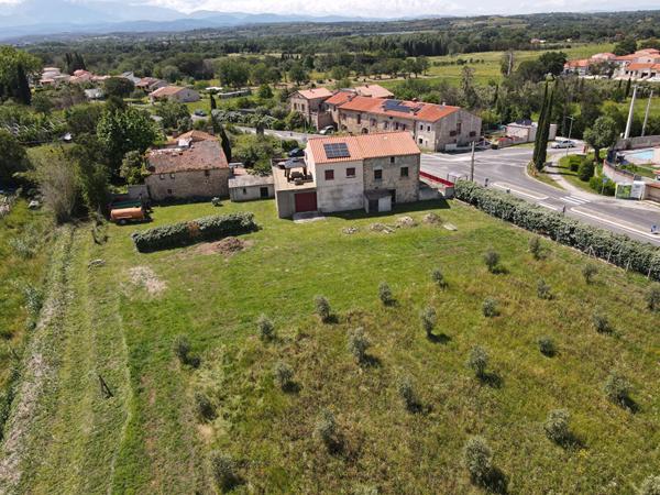 A vendre à Montesquieu Des Albères Maison 3/4 faces comprenant une maison 3 pièces de 50 m²avec garage de 120 m², une maison de 180 m² à restaurer sur terrain de 5100 m² plus une oliveraie de 28708 m²