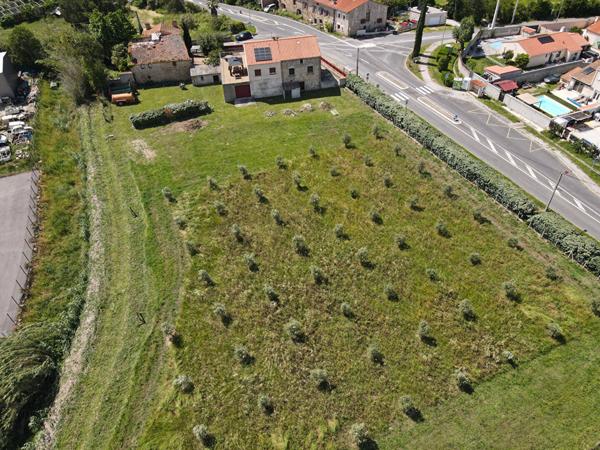 A vendre à Montesquieu Des Albères Maison 3/4 faces comprenant une maison 3 pièces de 50 m²avec garage de 120 m², une maison de 180 m² à restaurer sur terrain de 5100 m² plus une oliveraie de 28708 m²