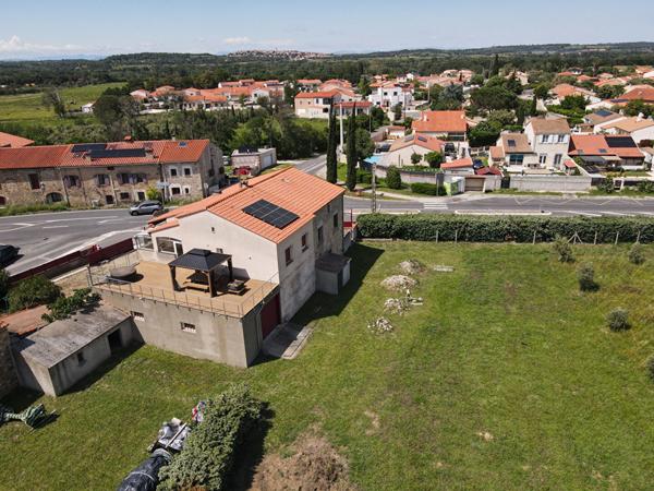 A vendre à Montesquieu Des Albères Maison 3/4 faces comprenant une maison 3 pièces de 50 m²avec garage de 120 m², une maison de 180 m² à restaurer sur terrain de 5100 m² plus une oliveraie de 28708 m²