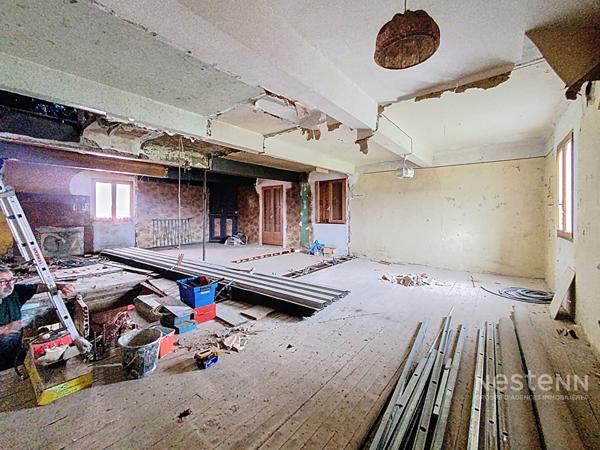 A vendre à Montesquieu Des Albères Maison 3/4 faces comprenant une maison 3 pièces de 50 m²avec garage de 120 m², une maison de 180 m² à restaurer sur terrain de 5100 m² plus une oliveraie de 28708 m²