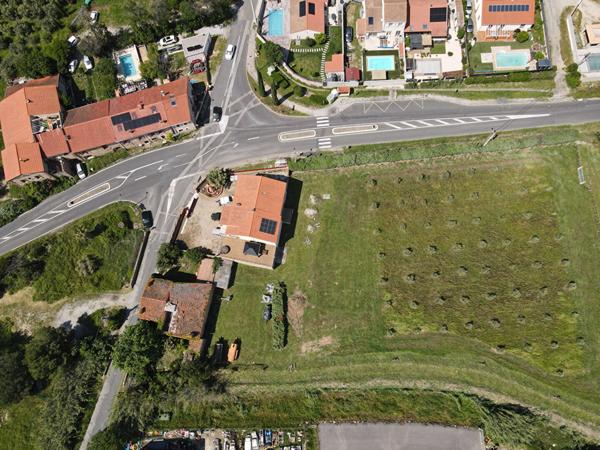 A vendre à Montesquieu Des Albères Maison 3/4 faces comprenant une maison 3 pièces de 50 m²avec garage de 120 m², une maison de 180 m² à restaurer sur terrain de 5100 m² plus une oliveraie de 28708 m²