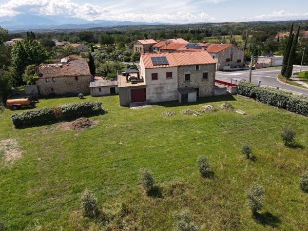 A vendre à Montesquieu Des Albères Maison 3/4 faces comprenant une maison 3 pièces de 50 m²avec garage de 120 m², une maison de 180 m² à restaurer sur terrain de 5100 m² plus une oliveraie de 28708 m²