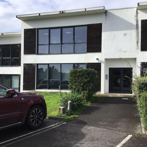 Bureaux à louer 85 m2 à Guerande en rez de chaussée avec parking privatif