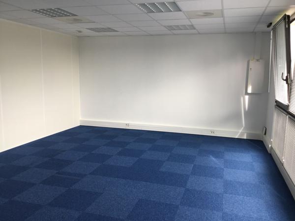 Bureaux à louer 85 m2 à Guerande en rez de chaussée avec parking privatif