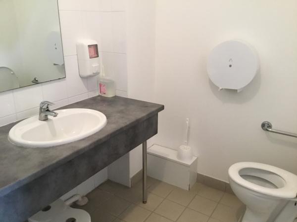 Bureaux à louer 85 m2 à Guerande en rez de chaussée avec parking privatif
