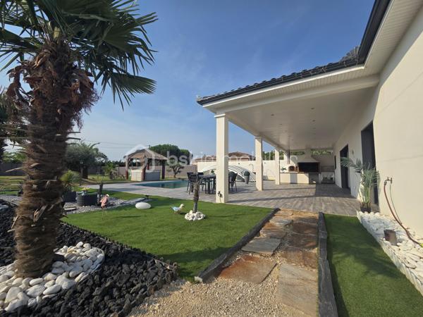 🏡✨ COUP DE CŒUR ASSURÉ ! Magnifique maison de plain-pied avec piscine, jacuzzi 

🌿 Vous rêvez d'un cadre de vie paisible, d'espaces généreux et d'un extérieur conçu pour profiter pleinement des beaux jours ? Cette superbe maison est faite pour vous !

☀️ Dès l'entrée, laissez-vous séduire par une vaste pièce de vie baignée de lumière grâce à ses grandes ouvertures. La cuisine moderne, entièrement équipée et ouverte sur le séjour, crée un espace convivial et chaleureux pour toute la famille.

🚪 Une magnifique baie vitrée à galandage s'ouvre sur une grande terrasse couverte, véritable prolongement de la maison, idéale pour recevoir en toute saison.

🌴 À l'extérieur, tout a été pensé pour votre bien-être : 🏊 Piscine avec dôme de sécurité
💦 Jacuzzi

🍹 Cuisine d'été
🌳 Magnifique jardin arboré et soigneusement entretenu
☀️ Espaces de détente et de convivialité

📦 Côté pratique, vous bénéficierez d'un grand cellier ainsi que d'une pièce indépendante de 35 m², entièrement isolée et carrelée avec grande baie vitrée. Un espace idéal pour une activité professionnelle, une salle de sport, un atelier ou une salle de jeux ou chambre.

🛏️ L'espace nuit comprend : ✔️ 3 belles chambres avec placards (10 m², 15 m² et 18 m²) ✔️ Une spacieuse salle de bains avec douche, baignoire, double vasque et sèche-serviettes.

🚗 Les prestations extérieures complètent parfaitement l'ensemble : ✔️ Garage avec portail motorisé ✔️ Bâtiment annexe pour abriter plusieurs véhicules ✔️ Grande cour permettant de stationner de nombreux véhicules ✔️ Portail électrique ✔️ Parcelle entièrement clôturée

🌡️ Confort moderne : ✅ Pompe à chaleur air/air réversible gainable ✅ Climatisation intégrée ✅ Micro-station ✅ Maison lumineuse et parfaitement entretenue

Une propriété aux volumes généreux, alliant confort, modernité et qualité de vie dans un environnement privilégié.

📞 Une visite s'impose pour découvrir tout le potentiel de ce bien d'exception ! ✨🏡🔑