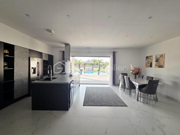 🏡✨ COUP DE CŒUR ASSURÉ ! Magnifique maison de plain-pied avec piscine, jacuzzi 

🌿 Vous rêvez d'un cadre de vie paisible, d'espaces généreux et d'un extérieur conçu pour profiter pleinement des beaux jours ? Cette superbe maison est faite pour vous !

☀️ Dès l'entrée, laissez-vous séduire par une vaste pièce de vie baignée de lumière grâce à ses grandes ouvertures. La cuisine moderne, entièrement équipée et ouverte sur le séjour, crée un espace convivial et chaleureux pour toute la famille.

🚪 Une magnifique baie vitrée à galandage s'ouvre sur une grande terrasse couverte, véritable prolongement de la maison, idéale pour recevoir en toute saison.

🌴 À l'extérieur, tout a été pensé pour votre bien-être : 🏊 Piscine avec dôme de sécurité
💦 Jacuzzi

🍹 Cuisine d'été
🌳 Magnifique jardin arboré et soigneusement entretenu
☀️ Espaces de détente et de convivialité

📦 Côté pratique, vous bénéficierez d'un grand cellier ainsi que d'une pièce indépendante de 35 m², entièrement isolée et carrelée avec grande baie vitrée. Un espace idéal pour une activité professionnelle, une salle de sport, un atelier ou une salle de jeux ou chambre.

🛏️ L'espace nuit comprend : ✔️ 3 belles chambres avec placards (10 m², 15 m² et 18 m²) ✔️ Une spacieuse salle de bains avec douche, baignoire, double vasque et sèche-serviettes.

🚗 Les prestations extérieures complètent parfaitement l'ensemble : ✔️ Garage avec portail motorisé ✔️ Bâtiment annexe pour abriter plusieurs véhicules ✔️ Grande cour permettant de stationner de nombreux véhicules ✔️ Portail électrique ✔️ Parcelle entièrement clôturée

🌡️ Confort moderne : ✅ Pompe à chaleur air/air réversible gainable ✅ Climatisation intégrée ✅ Micro-station ✅ Maison lumineuse et parfaitement entretenue

Une propriété aux volumes généreux, alliant confort, modernité et qualité de vie dans un environnement privilégié.

📞 Une visite s'impose pour découvrir tout le potentiel de ce bien d'exception ! ✨🏡🔑