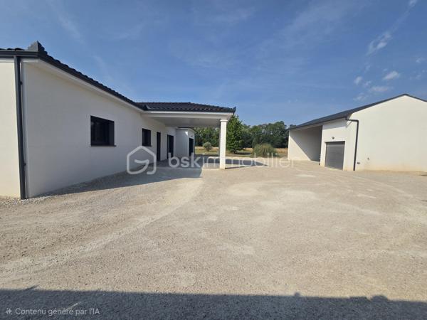 🏡✨ COUP DE CŒUR ASSURÉ ! Magnifique maison de plain-pied avec piscine, jacuzzi 

🌿 Vous rêvez d'un cadre de vie paisible, d'espaces généreux et d'un extérieur conçu pour profiter pleinement des beaux jours ? Cette superbe maison est faite pour vous !

☀️ Dès l'entrée, laissez-vous séduire par une vaste pièce de vie baignée de lumière grâce à ses grandes ouvertures. La cuisine moderne, entièrement équipée et ouverte sur le séjour, crée un espace convivial et chaleureux pour toute la famille.

🚪 Une magnifique baie vitrée à galandage s'ouvre sur une grande terrasse couverte, véritable prolongement de la maison, idéale pour recevoir en toute saison.

🌴 À l'extérieur, tout a été pensé pour votre bien-être : 🏊 Piscine avec dôme de sécurité
💦 Jacuzzi

🍹 Cuisine d'été
🌳 Magnifique jardin arboré et soigneusement entretenu
☀️ Espaces de détente et de convivialité

📦 Côté pratique, vous bénéficierez d'un grand cellier ainsi que d'une pièce indépendante de 35 m², entièrement isolée et carrelée avec grande baie vitrée. Un espace idéal pour une activité professionnelle, une salle de sport, un atelier ou une salle de jeux ou chambre.

🛏️ L'espace nuit comprend : ✔️ 3 belles chambres avec placards (10 m², 15 m² et 18 m²) ✔️ Une spacieuse salle de bains avec douche, baignoire, double vasque et sèche-serviettes.

🚗 Les prestations extérieures complètent parfaitement l'ensemble : ✔️ Garage avec portail motorisé ✔️ Bâtiment annexe pour abriter plusieurs véhicules ✔️ Grande cour permettant de stationner de nombreux véhicules ✔️ Portail électrique ✔️ Parcelle entièrement clôturée

🌡️ Confort moderne : ✅ Pompe à chaleur air/air réversible gainable ✅ Climatisation intégrée ✅ Micro-station ✅ Maison lumineuse et parfaitement entretenue

Une propriété aux volumes généreux, alliant confort, modernité et qualité de vie dans un environnement privilégié.

📞 Une visite s'impose pour découvrir tout le potentiel de ce bien d'exception ! ✨🏡🔑