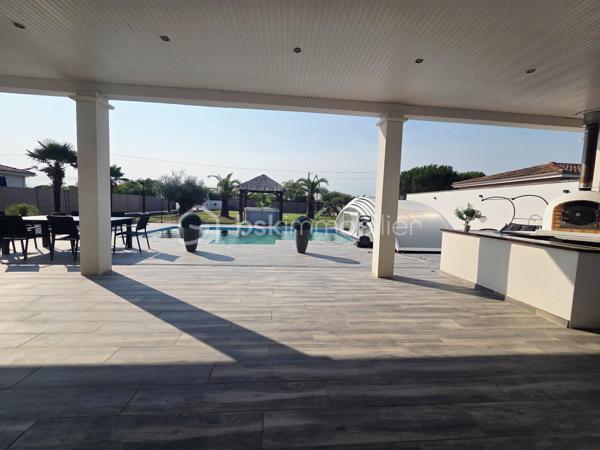 🏡✨ COUP DE CŒUR ASSURÉ ! Magnifique maison de plain-pied avec piscine, jacuzzi 

🌿 Vous rêvez d'un cadre de vie paisible, d'espaces généreux et d'un extérieur conçu pour profiter pleinement des beaux jours ? Cette superbe maison est faite pour vous !

☀️ Dès l'entrée, laissez-vous séduire par une vaste pièce de vie baignée de lumière grâce à ses grandes ouvertures. La cuisine moderne, entièrement équipée et ouverte sur le séjour, crée un espace convivial et chaleureux pour toute la famille.

🚪 Une magnifique baie vitrée à galandage s'ouvre sur une grande terrasse couverte, véritable prolongement de la maison, idéale pour recevoir en toute saison.

🌴 À l'extérieur, tout a été pensé pour votre bien-être : 🏊 Piscine avec dôme de sécurité
💦 Jacuzzi

🍹 Cuisine d'été
🌳 Magnifique jardin arboré et soigneusement entretenu
☀️ Espaces de détente et de convivialité

📦 Côté pratique, vous bénéficierez d'un grand cellier ainsi que d'une pièce indépendante de 35 m², entièrement isolée et carrelée avec grande baie vitrée. Un espace idéal pour une activité professionnelle, une salle de sport, un atelier ou une salle de jeux ou chambre.

🛏️ L'espace nuit comprend : ✔️ 3 belles chambres avec placards (10 m², 15 m² et 18 m²) ✔️ Une spacieuse salle de bains avec douche, baignoire, double vasque et sèche-serviettes.

🚗 Les prestations extérieures complètent parfaitement l'ensemble : ✔️ Garage avec portail motorisé ✔️ Bâtiment annexe pour abriter plusieurs véhicules ✔️ Grande cour permettant de stationner de nombreux véhicules ✔️ Portail électrique ✔️ Parcelle entièrement clôturée

🌡️ Confort moderne : ✅ Pompe à chaleur air/air réversible gainable ✅ Climatisation intégrée ✅ Micro-station ✅ Maison lumineuse et parfaitement entretenue

Une propriété aux volumes généreux, alliant confort, modernité et qualité de vie dans un environnement privilégié.

📞 Une visite s'impose pour découvrir tout le potentiel de ce bien d'exception ! ✨🏡🔑