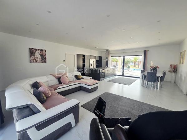🏡✨ COUP DE CŒUR ASSURÉ ! Magnifique maison de plain-pied avec piscine, jacuzzi 

🌿 Vous rêvez d'un cadre de vie paisible, d'espaces généreux et d'un extérieur conçu pour profiter pleinement des beaux jours ? Cette superbe maison est faite pour vous !

☀️ Dès l'entrée, laissez-vous séduire par une vaste pièce de vie baignée de lumière grâce à ses grandes ouvertures. La cuisine moderne, entièrement équipée et ouverte sur le séjour, crée un espace convivial et chaleureux pour toute la famille.

🚪 Une magnifique baie vitrée à galandage s'ouvre sur une grande terrasse couverte, véritable prolongement de la maison, idéale pour recevoir en toute saison.

🌴 À l'extérieur, tout a été pensé pour votre bien-être : 🏊 Piscine avec dôme de sécurité
💦 Jacuzzi

🍹 Cuisine d'été
🌳 Magnifique jardin arboré et soigneusement entretenu
☀️ Espaces de détente et de convivialité

📦 Côté pratique, vous bénéficierez d'un grand cellier ainsi que d'une pièce indépendante de 35 m², entièrement isolée et carrelée avec grande baie vitrée. Un espace idéal pour une activité professionnelle, une salle de sport, un atelier ou une salle de jeux ou chambre.

🛏️ L'espace nuit comprend : ✔️ 3 belles chambres avec placards (10 m², 15 m² et 18 m²) ✔️ Une spacieuse salle de bains avec douche, baignoire, double vasque et sèche-serviettes.

🚗 Les prestations extérieures complètent parfaitement l'ensemble : ✔️ Garage avec portail motorisé ✔️ Bâtiment annexe pour abriter plusieurs véhicules ✔️ Grande cour permettant de stationner de nombreux véhicules ✔️ Portail électrique ✔️ Parcelle entièrement clôturée

🌡️ Confort moderne : ✅ Pompe à chaleur air/air réversible gainable ✅ Climatisation intégrée ✅ Micro-station ✅ Maison lumineuse et parfaitement entretenue

Une propriété aux volumes généreux, alliant confort, modernité et qualité de vie dans un environnement privilégié.

📞 Une visite s'impose pour découvrir tout le potentiel de ce bien d'exception ! ✨🏡🔑