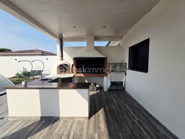 🏡✨ COUP DE CŒUR ASSURÉ ! Magnifique maison de plain-pied avec piscine, jacuzzi 

🌿 Vous rêvez d'un cadre de vie paisible, d'espaces généreux et d'un extérieur conçu pour profiter pleinement des beaux jours ? Cette superbe maison est faite pour vous !

☀️ Dès l'entrée, laissez-vous séduire par une vaste pièce de vie baignée de lumière grâce à ses grandes ouvertures. La cuisine moderne, entièrement équipée et ouverte sur le séjour, crée un espace convivial et chaleureux pour toute la famille.

🚪 Une magnifique baie vitrée à galandage s'ouvre sur une grande terrasse couverte, véritable prolongement de la maison, idéale pour recevoir en toute saison.

🌴 À l'extérieur, tout a été pensé pour votre bien-être : 🏊 Piscine avec dôme de sécurité
💦 Jacuzzi

🍹 Cuisine d'été
🌳 Magnifique jardin arboré et soigneusement entretenu
☀️ Espaces de détente et de convivialité

📦 Côté pratique, vous bénéficierez d'un grand cellier ainsi que d'une pièce indépendante de 35 m², entièrement isolée et carrelée avec grande baie vitrée. Un espace idéal pour une activité professionnelle, une salle de sport, un atelier ou une salle de jeux ou chambre.

🛏️ L'espace nuit comprend : ✔️ 3 belles chambres avec placards (10 m², 15 m² et 18 m²) ✔️ Une spacieuse salle de bains avec douche, baignoire, double vasque et sèche-serviettes.

🚗 Les prestations extérieures complètent parfaitement l'ensemble : ✔️ Garage avec portail motorisé ✔️ Bâtiment annexe pour abriter plusieurs véhicules ✔️ Grande cour permettant de stationner de nombreux véhicules ✔️ Portail électrique ✔️ Parcelle entièrement clôturée

🌡️ Confort moderne : ✅ Pompe à chaleur air/air réversible gainable ✅ Climatisation intégrée ✅ Micro-station ✅ Maison lumineuse et parfaitement entretenue

Une propriété aux volumes généreux, alliant confort, modernité et qualité de vie dans un environnement privilégié.

📞 Une visite s'impose pour découvrir tout le potentiel de ce bien d'exception ! ✨🏡🔑