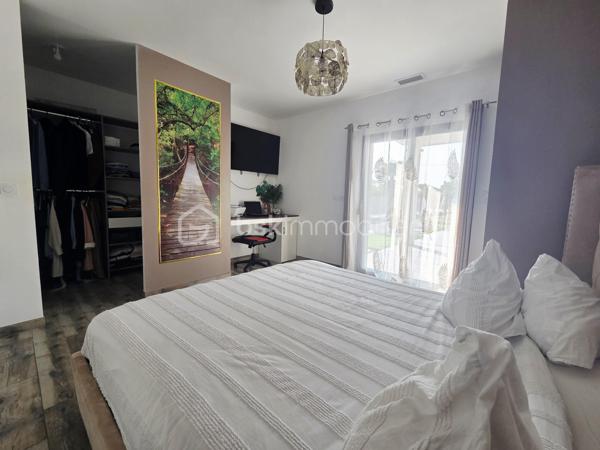 🏡✨ COUP DE CŒUR ASSURÉ ! Magnifique maison de plain-pied avec piscine, jacuzzi 

🌿 Vous rêvez d'un cadre de vie paisible, d'espaces généreux et d'un extérieur conçu pour profiter pleinement des beaux jours ? Cette superbe maison est faite pour vous !

☀️ Dès l'entrée, laissez-vous séduire par une vaste pièce de vie baignée de lumière grâce à ses grandes ouvertures. La cuisine moderne, entièrement équipée et ouverte sur le séjour, crée un espace convivial et chaleureux pour toute la famille.

🚪 Une magnifique baie vitrée à galandage s'ouvre sur une grande terrasse couverte, véritable prolongement de la maison, idéale pour recevoir en toute saison.

🌴 À l'extérieur, tout a été pensé pour votre bien-être : 🏊 Piscine avec dôme de sécurité
💦 Jacuzzi

🍹 Cuisine d'été
🌳 Magnifique jardin arboré et soigneusement entretenu
☀️ Espaces de détente et de convivialité

📦 Côté pratique, vous bénéficierez d'un grand cellier ainsi que d'une pièce indépendante de 35 m², entièrement isolée et carrelée avec grande baie vitrée. Un espace idéal pour une activité professionnelle, une salle de sport, un atelier ou une salle de jeux ou chambre.

🛏️ L'espace nuit comprend : ✔️ 3 belles chambres avec placards (10 m², 15 m² et 18 m²) ✔️ Une spacieuse salle de bains avec douche, baignoire, double vasque et sèche-serviettes.

🚗 Les prestations extérieures complètent parfaitement l'ensemble : ✔️ Garage avec portail motorisé ✔️ Bâtiment annexe pour abriter plusieurs véhicules ✔️ Grande cour permettant de stationner de nombreux véhicules ✔️ Portail électrique ✔️ Parcelle entièrement clôturée

🌡️ Confort moderne : ✅ Pompe à chaleur air/air réversible gainable ✅ Climatisation intégrée ✅ Micro-station ✅ Maison lumineuse et parfaitement entretenue

Une propriété aux volumes généreux, alliant confort, modernité et qualité de vie dans un environnement privilégié.

📞 Une visite s'impose pour découvrir tout le potentiel de ce bien d'exception ! ✨🏡🔑