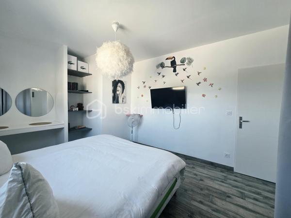 🏡✨ COUP DE CŒUR ASSURÉ ! Magnifique maison de plain-pied avec piscine, jacuzzi 

🌿 Vous rêvez d'un cadre de vie paisible, d'espaces généreux et d'un extérieur conçu pour profiter pleinement des beaux jours ? Cette superbe maison est faite pour vous !

☀️ Dès l'entrée, laissez-vous séduire par une vaste pièce de vie baignée de lumière grâce à ses grandes ouvertures. La cuisine moderne, entièrement équipée et ouverte sur le séjour, crée un espace convivial et chaleureux pour toute la famille.

🚪 Une magnifique baie vitrée à galandage s'ouvre sur une grande terrasse couverte, véritable prolongement de la maison, idéale pour recevoir en toute saison.

🌴 À l'extérieur, tout a été pensé pour votre bien-être : 🏊 Piscine avec dôme de sécurité
💦 Jacuzzi

🍹 Cuisine d'été
🌳 Magnifique jardin arboré et soigneusement entretenu
☀️ Espaces de détente et de convivialité

📦 Côté pratique, vous bénéficierez d'un grand cellier ainsi que d'une pièce indépendante de 35 m², entièrement isolée et carrelée avec grande baie vitrée. Un espace idéal pour une activité professionnelle, une salle de sport, un atelier ou une salle de jeux ou chambre.

🛏️ L'espace nuit comprend : ✔️ 3 belles chambres avec placards (10 m², 15 m² et 18 m²) ✔️ Une spacieuse salle de bains avec douche, baignoire, double vasque et sèche-serviettes.

🚗 Les prestations extérieures complètent parfaitement l'ensemble : ✔️ Garage avec portail motorisé ✔️ Bâtiment annexe pour abriter plusieurs véhicules ✔️ Grande cour permettant de stationner de nombreux véhicules ✔️ Portail électrique ✔️ Parcelle entièrement clôturée

🌡️ Confort moderne : ✅ Pompe à chaleur air/air réversible gainable ✅ Climatisation intégrée ✅ Micro-station ✅ Maison lumineuse et parfaitement entretenue

Une propriété aux volumes généreux, alliant confort, modernité et qualité de vie dans un environnement privilégié.

📞 Une visite s'impose pour découvrir tout le potentiel de ce bien d'exception ! ✨🏡🔑